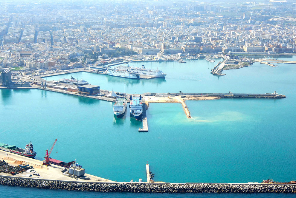 Порт в италии 7 букв. Порт Бари. Bari Italy Port. Бари (Италия) круизный порт. Терминал порта Бари Италия.